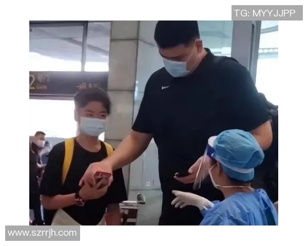 姚明脱鞋袜瞬间引发热议网友纷纷调侃其巨人魅力与生活趣事 姚明脱鞋袜瞬间引发热议网友纷纷调侃其巨人魅力与生活趣事